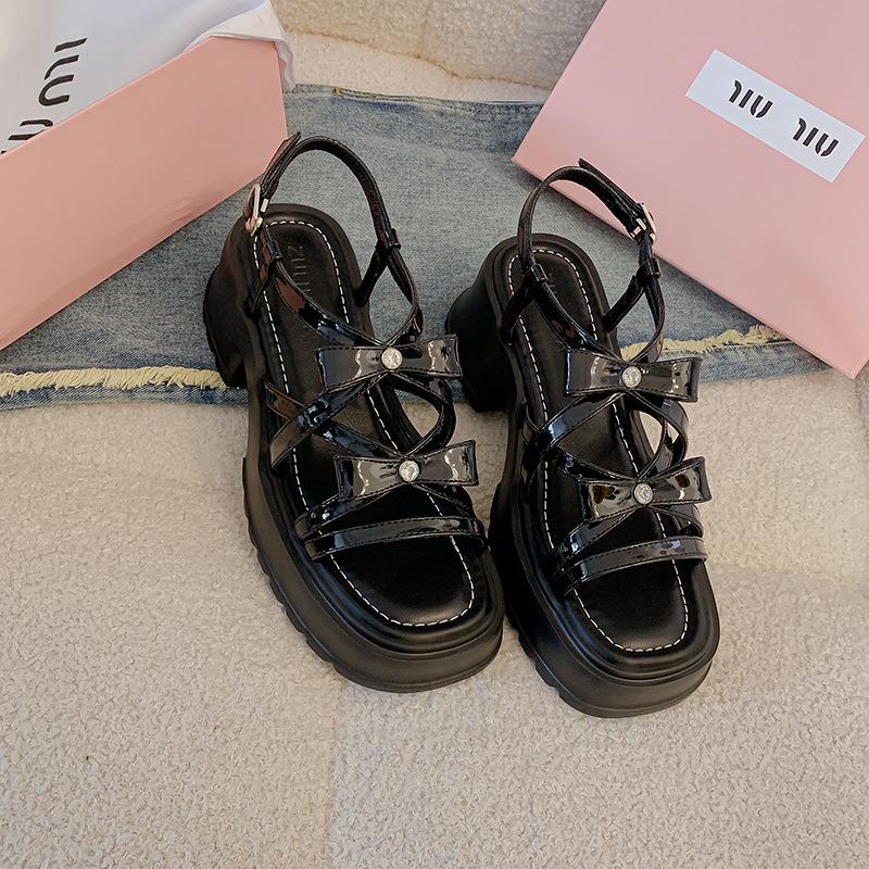 Dünne Riemen offene Zehenpartie neue Schmetterlingsschuhe Damen Sommer neue vielseitige Sandalen Kreuzriemen dicker Absatz erhöhend Muffin Damenschuhe