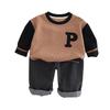 Jungen Colorblock Langarm Sweatshirt & T-Shirt Set mit modischen Kleinkindjeans.