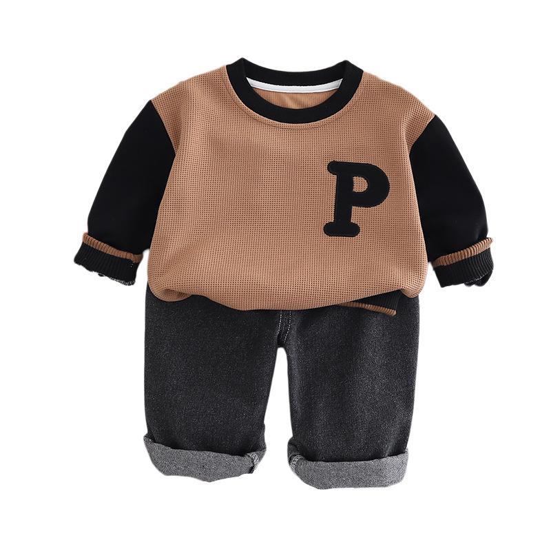 Jungen Colorblock Langarm Sweatshirt & T-Shirt Set mit modischen Kleinkindjeans.