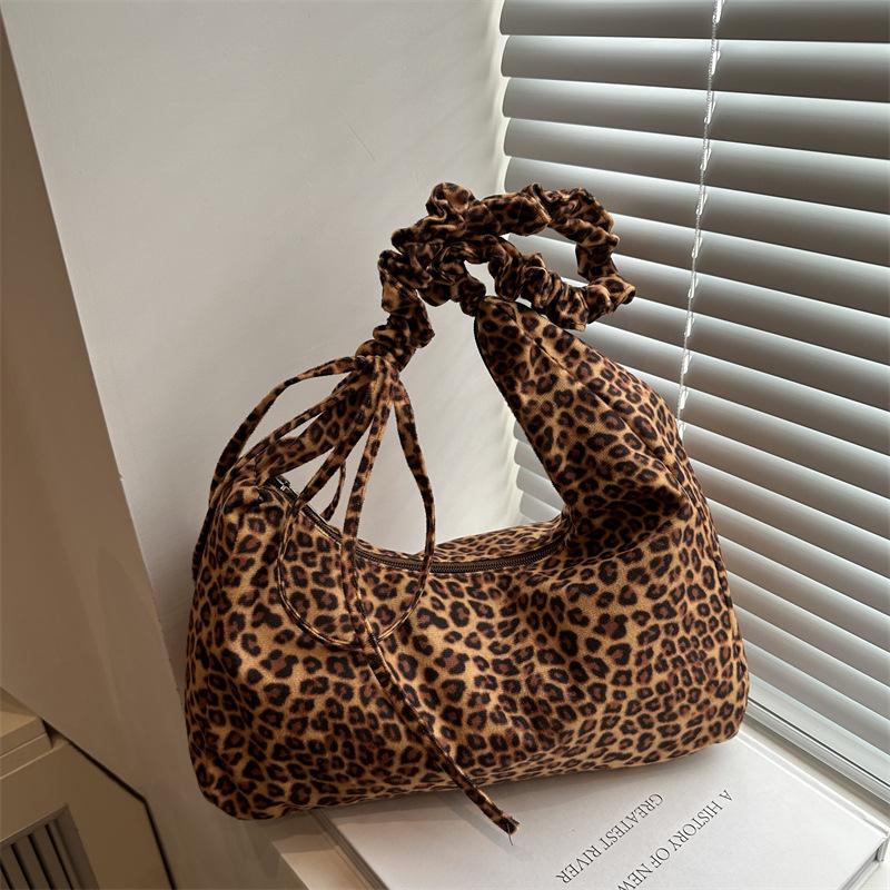 

Leopard print bag women s 2025 new fashion super fire shoulder bag large capacity tote bag autumn commuter messenger bag коричневый