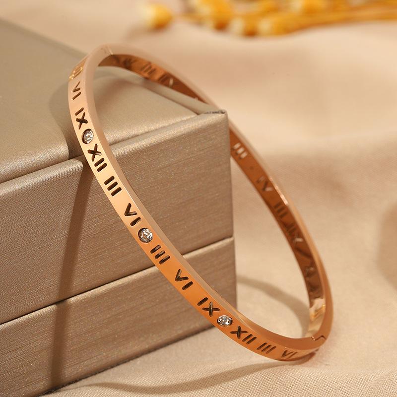 Hot-selling titanium steel bracelet, girls' high-end sense of fashion, popular light luxury in Europe and the United States, Gypsy star love diamond