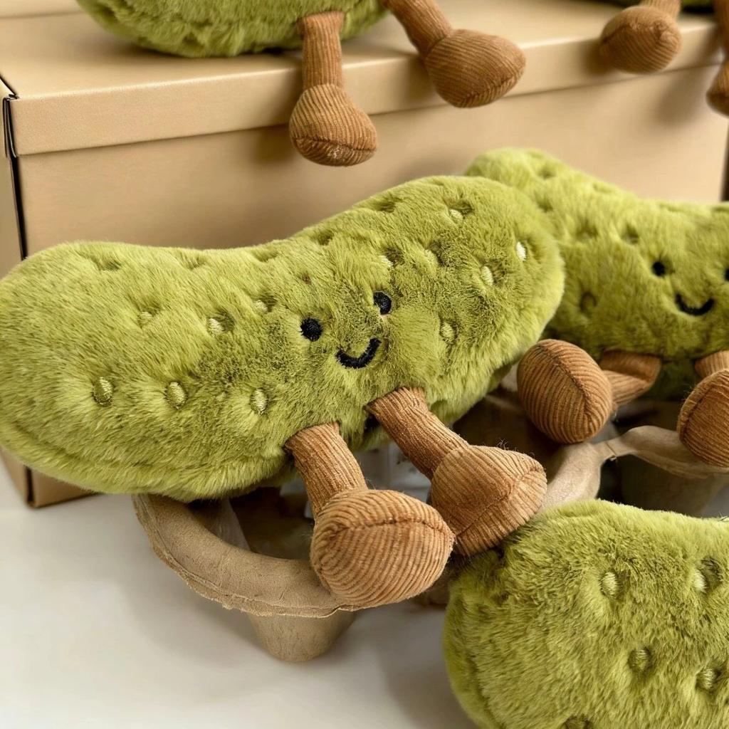 Juguete de Peluche de Pepinillo Kawaii Pepinillo Suave Relleno con Cara Sonriente Piernas Dibujo Animado Muñeco de Comida Encantador Decoración del Hogar Regalos de Cumpleaños Niña