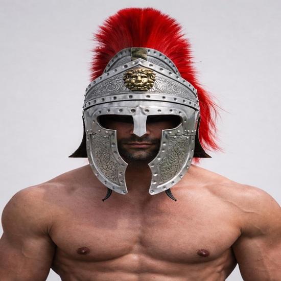 Elmo da Centurione Romano in Acciaio Fatto a Mano con Dettagli Incisi, Armatura Indossabile per Rievocazioni Storiche