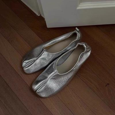 Zehengeteilte Schuhe mit leichtem Ausschnitt, Leder Schweinsfüße, hochwertiges Burst-Muster, silberne Mary Jane Damenschuhe