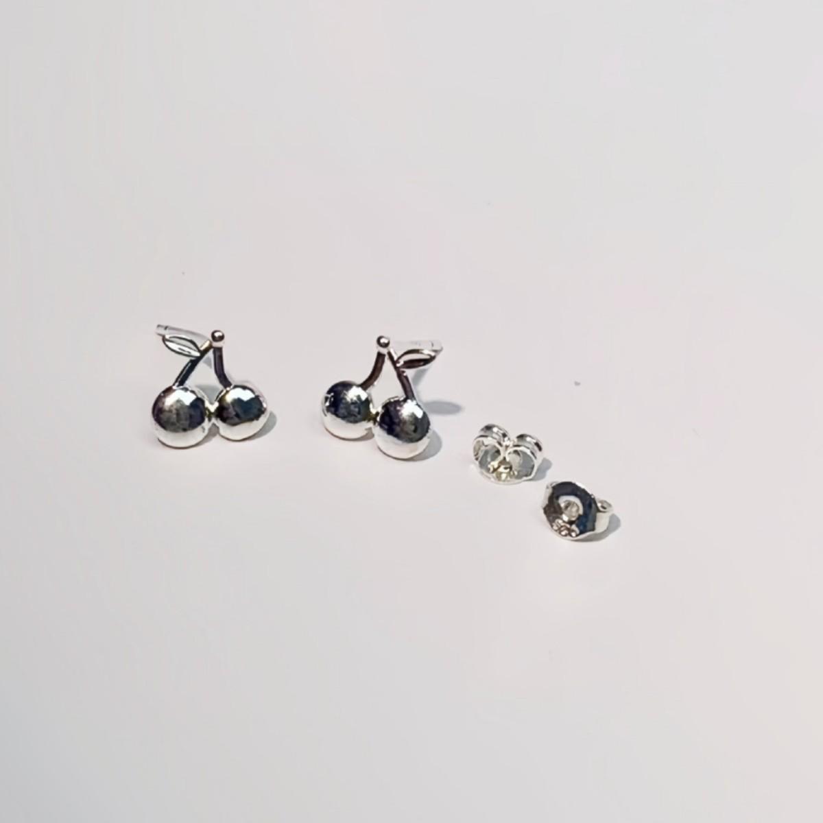 Корейские серьги-гвоздики с маленькой сладкой вишней серебряный