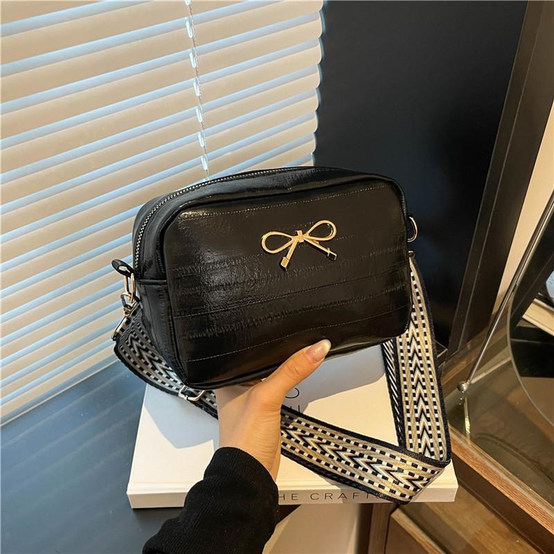 

Korean sweet casual shoulder axillary bag 2025 new simple solid color bow messenger bag personalized ins small square bag чёрный