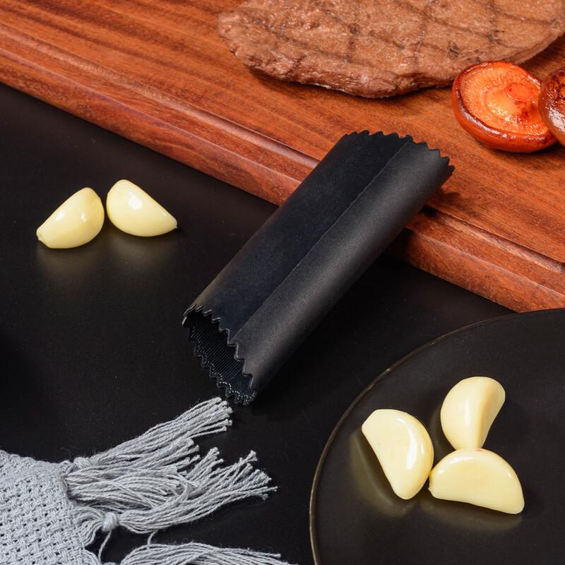 

ZISIZ Striped Silicone Garlic Peeler