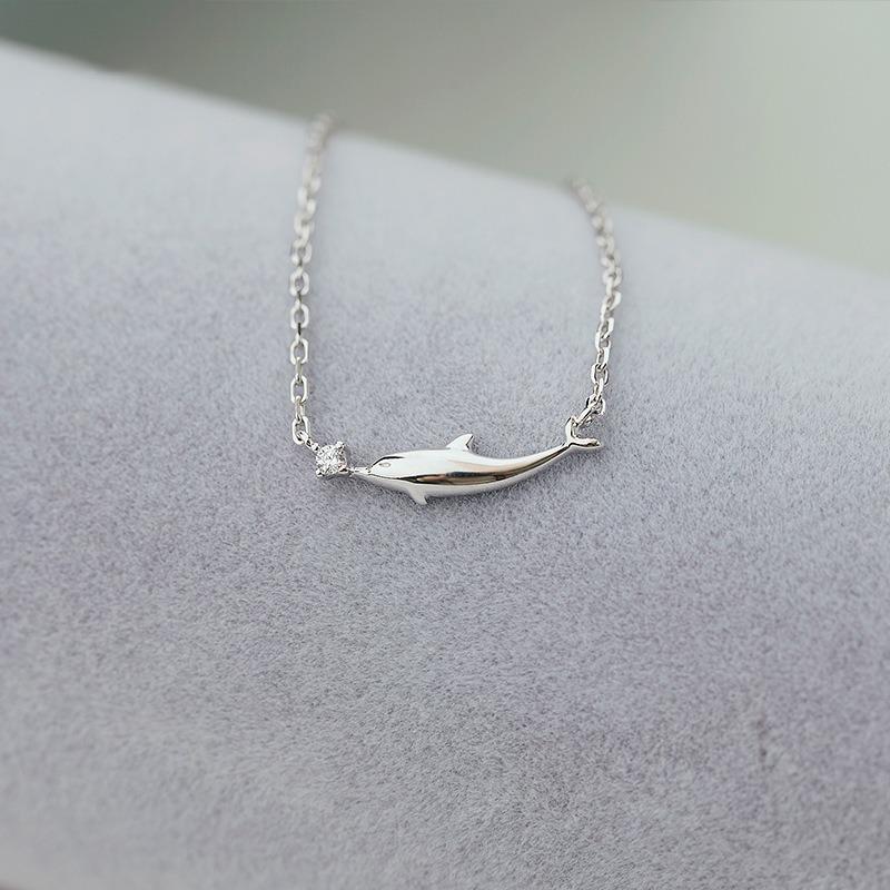 Exclusive Butterfly Necklace - Fashionable and Stylish Design for Women - Small Fish, Cat, Bear, Rabbit - High-Quality and Versatile Single-spined dolphin