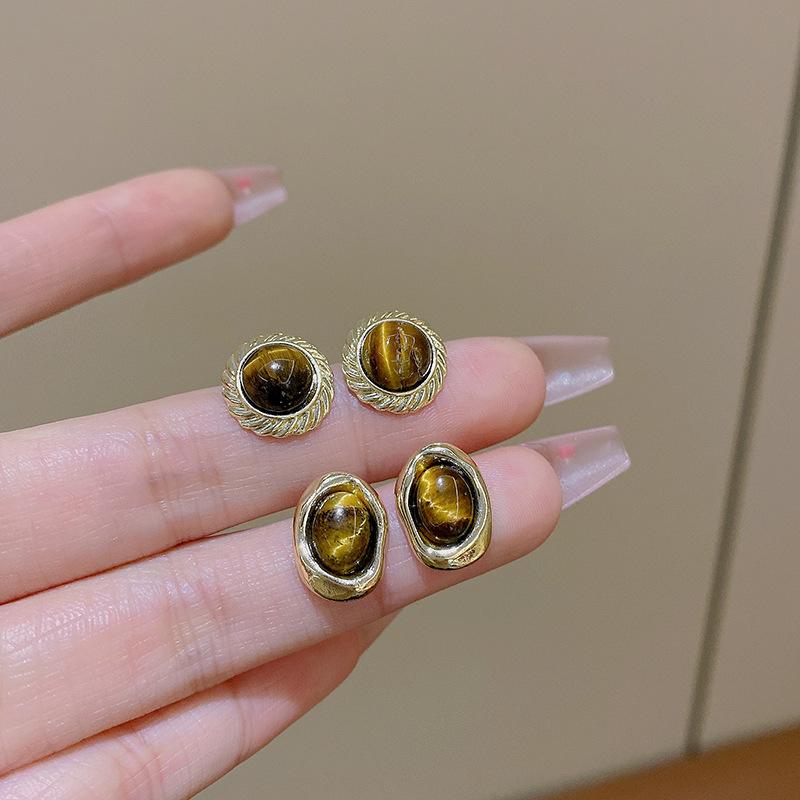 Maillard Style Geometric Tiger's Eye Stone Stud Earrings Women's Retro Small Temperament Earrings High-end Simple Explosive Earrings