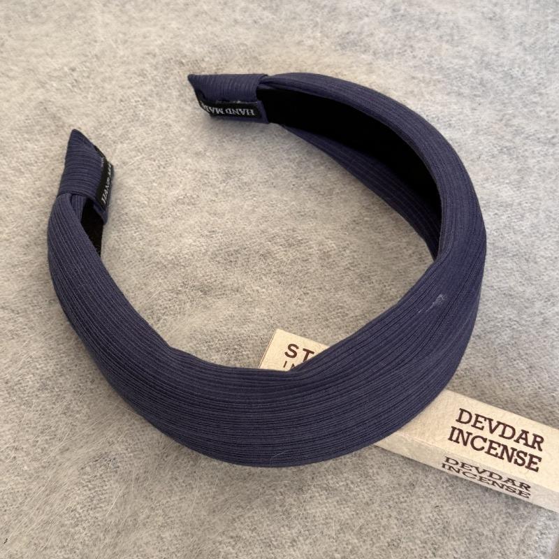 

Thickened High-crown Wide-edge Hairband for Daily Wearing As A Head Accessory, Exuding A Sense of Sophistication and Elegance. темно-синього кольору