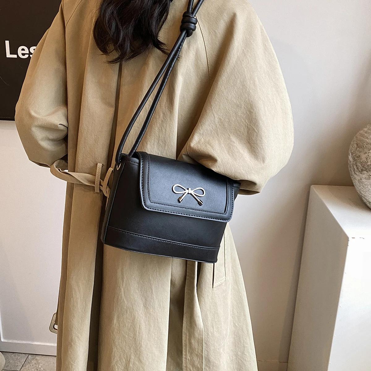 

Дизайнерские ретро сумки через плечо для женщин из лакированной кожи, модные женские сумки, новые французские маленькие сумки через плечо для женщин