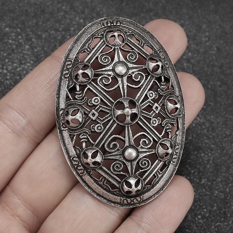 Vintage skandinávská brož štít severská mytologie keltská kovová brož punkový amulet špendlík pro muže