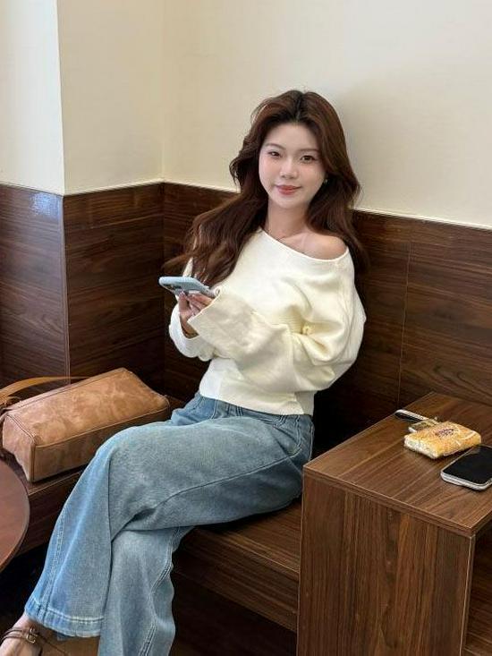Women's Korean Style One-Shoulder Knitted Sweater - Off-Shoulder, Long-Sleeved, Waist-Slimming Design for Autumn/Winter.