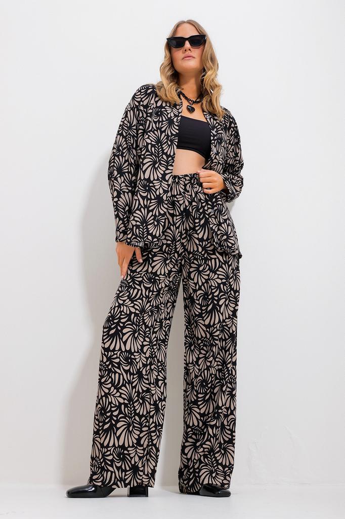 Set de damă pe partea inferioară și în sus Set de cămașă și pantaloni cu modele, bej nisip, la modă din nou sezon.