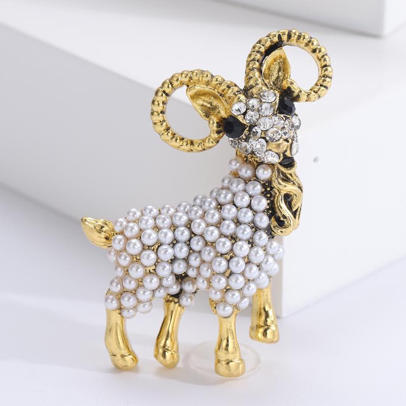 Cute Pearl Goat Animal Brooch 1Pcs Retro Style Lapel Pin for Women Sweater Accessory Perfect Party Gift for Friends