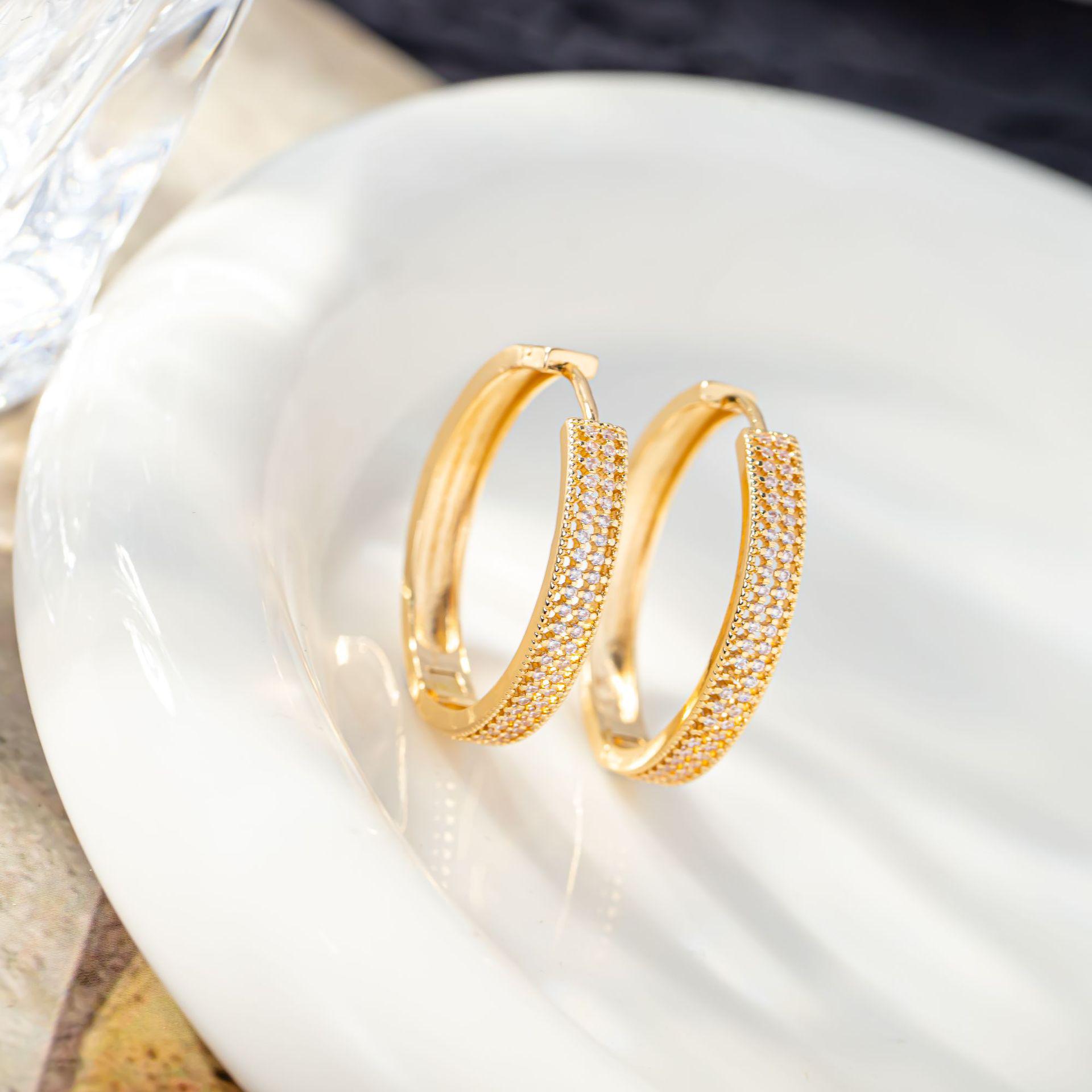 Exquisite Double Row Zirconia Ear Cuffs - Light Luxury Design, High-End Feel, Fashionable, and Stylish.
