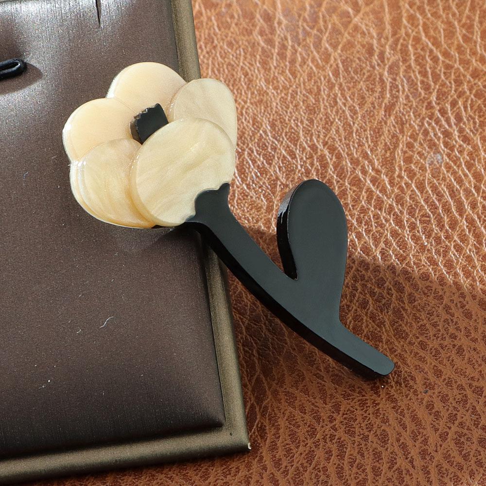 Handmade splicing acrylic sheet simple small flower brooch