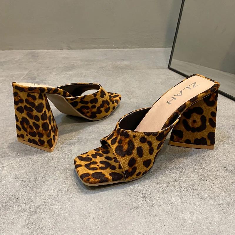 2025 Novas Sandálias Femininas de Verão Quadradas Abertas na Ponta e na Frente com Solado Grosso, Chinelos Sexys Elegantes da Moda para Uso Externo, Cor Sólida
