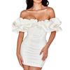 Elegantes schulterfreies Rüschenkleid mit einem Träger, taillierter Passform und hüftumspielendem kurzem Rock