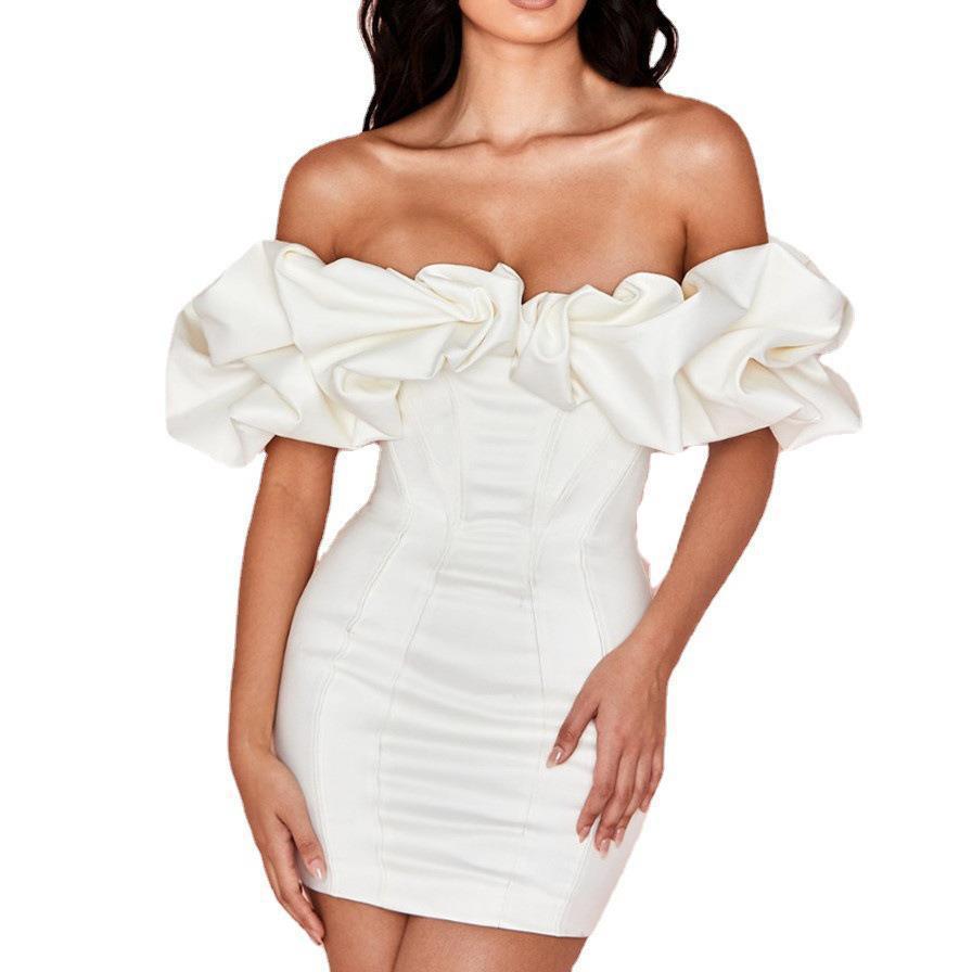 Elegantes schulterfreies Rüschenkleid mit einem Träger, taillierter Passform und hüftumspielendem kurzem Rock