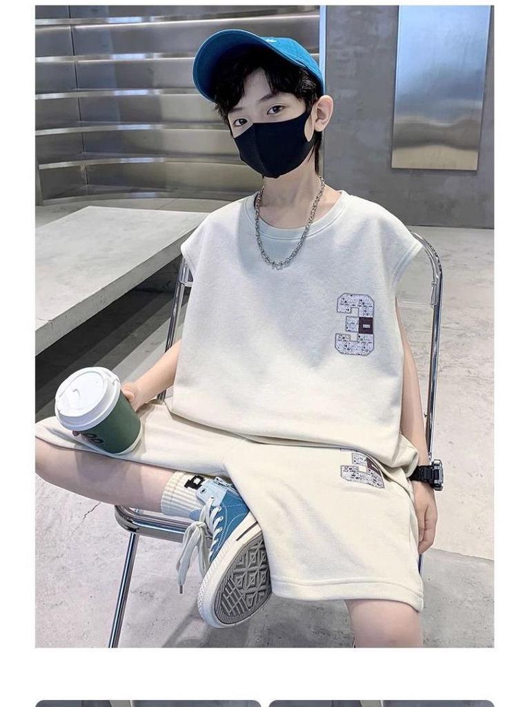 Класні літні костюми без рукавів 2024 року для хлопчиків – стильний вуличний спортивний одяг для дітей