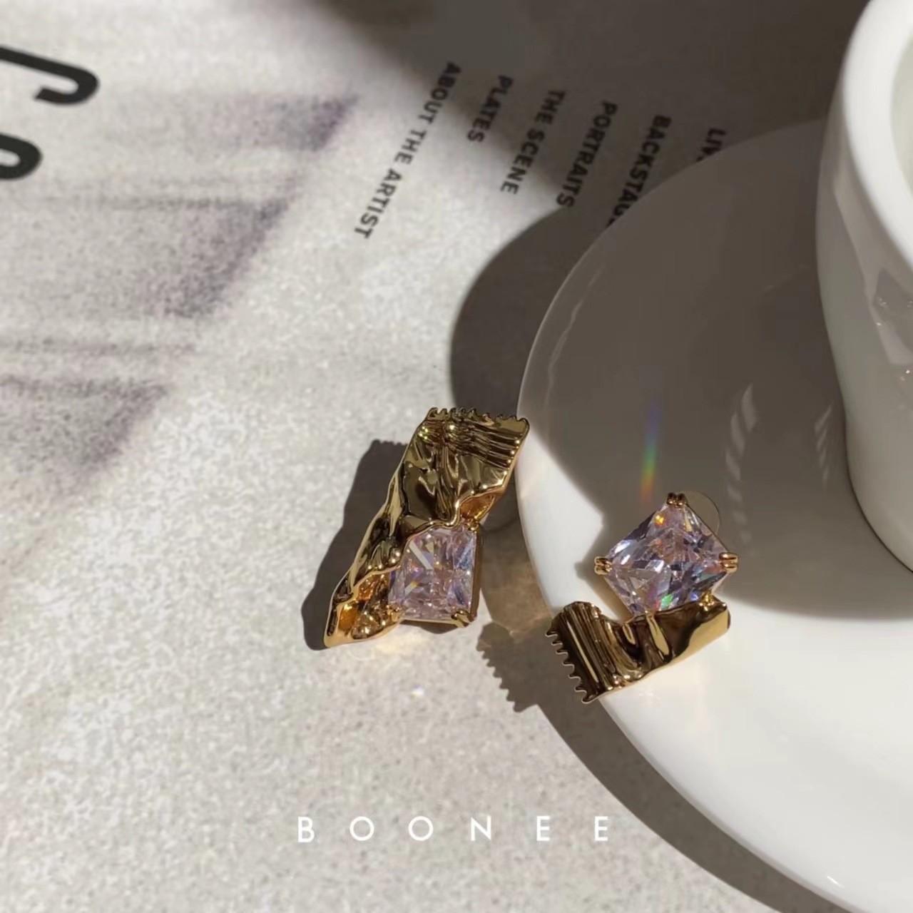 

Candy tinfoil asymmetric earrings playful fun brass gold earrings stud earrings women золотой