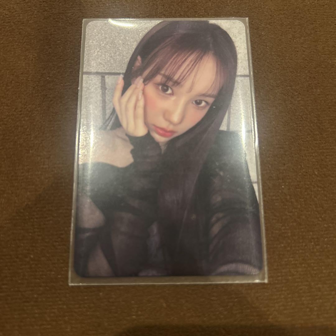 

[ИСПОЛЬЗОВАННЫЙ] izna Saran Selfie Photo Card Handing Off Event Trading Card 2/2 N/a