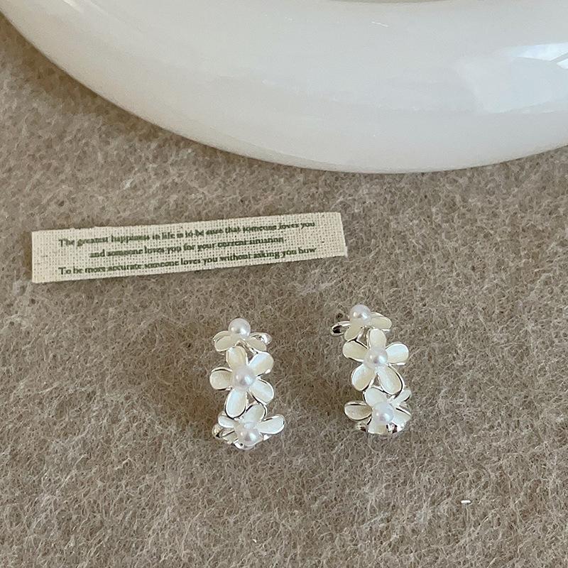 White Flower Pearl C-shape Earrings Women Minimalist Sweet Trendy Jewelry