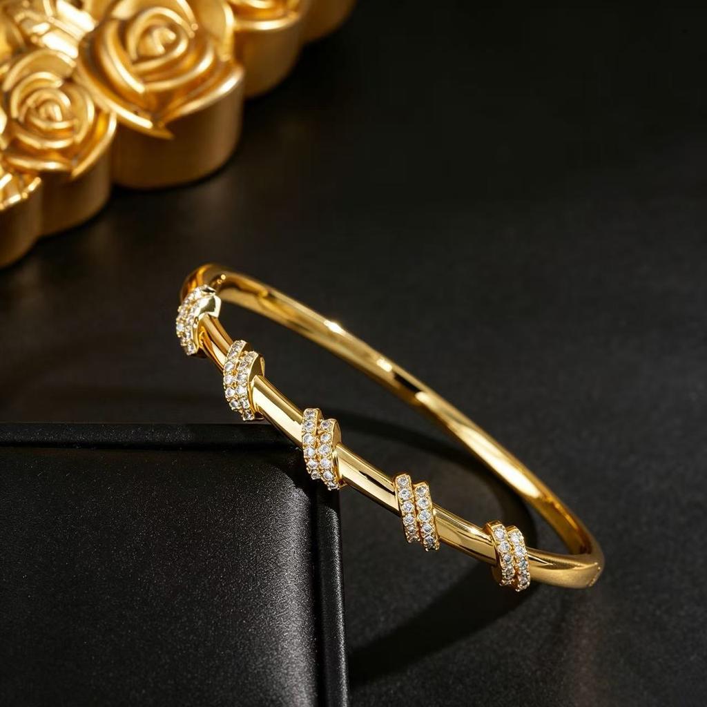 Luxury Delicate Copper Fashion Bracelet Four Leaf Clover Motif Pave Crystal for Daily Elegant Outfit