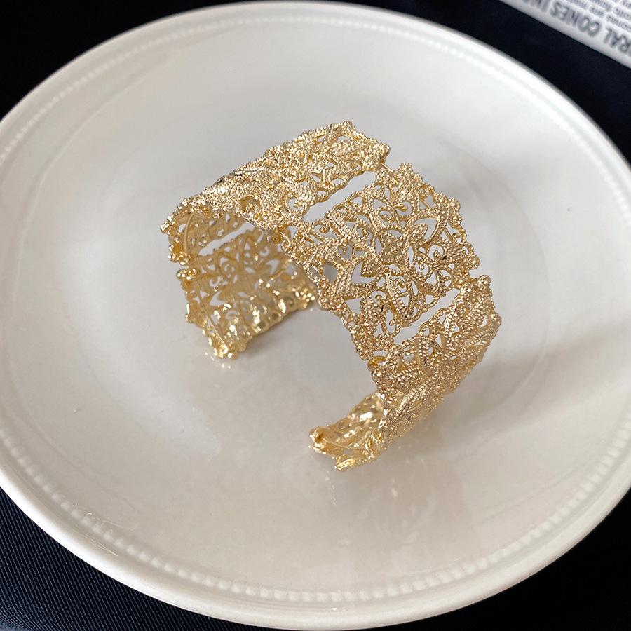 

Європейський та американський широкий браслет з порожнистим візерунком: Елегантний, Холодний Стиль, Ювелірні Вироби Легкої Розкоші