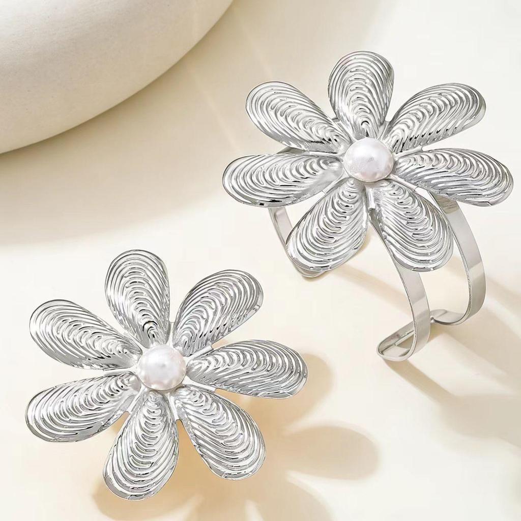 Elegant Gold Seven-Petal Flower Bracelet and Ring Set - Luxurious Retro Fashion