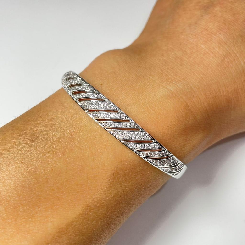Hollow Design Diagonal Striped Baby's Breath Bracelet, Wavy Light Luxury Möbius Band Bracelet, Bracelet