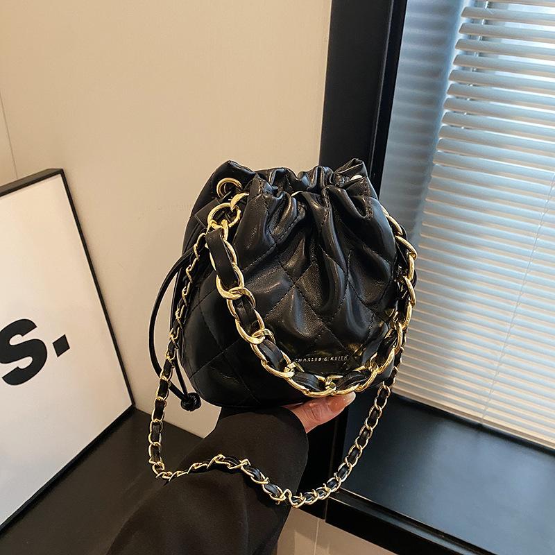 French fashion Xiaoxiangfeng bag women's 2025 autumn and winter new diamond chain bucket bag premium texture messenger bag