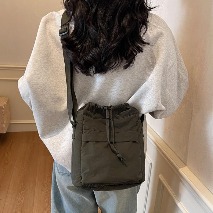 Nylon Cloth Bucket Bag Women's 2025 New Casual Simple Shoulder Bag Versatile Fashion Lightweight Tooling Messenger Bag