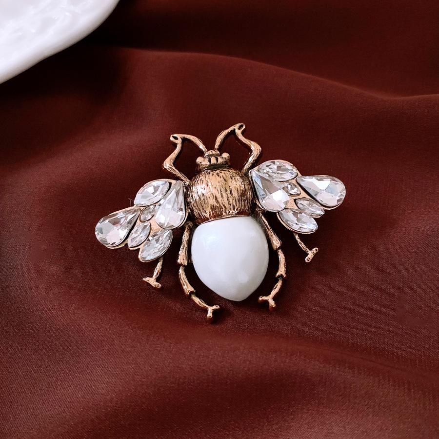Średniowieczna Vintage Broszka z Kontrastującą Pszczołą Inkrustowana Diamentami Retro Lekki Luksus High-endowa Korsaż Wykwintne Wszechstronne Dodatki Kobiety