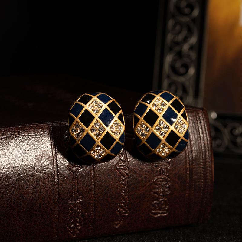 

Diamond dripping oil wide-sided letter C-shaped stud earrings retro court style temperament earrings light luxury high-end earrings