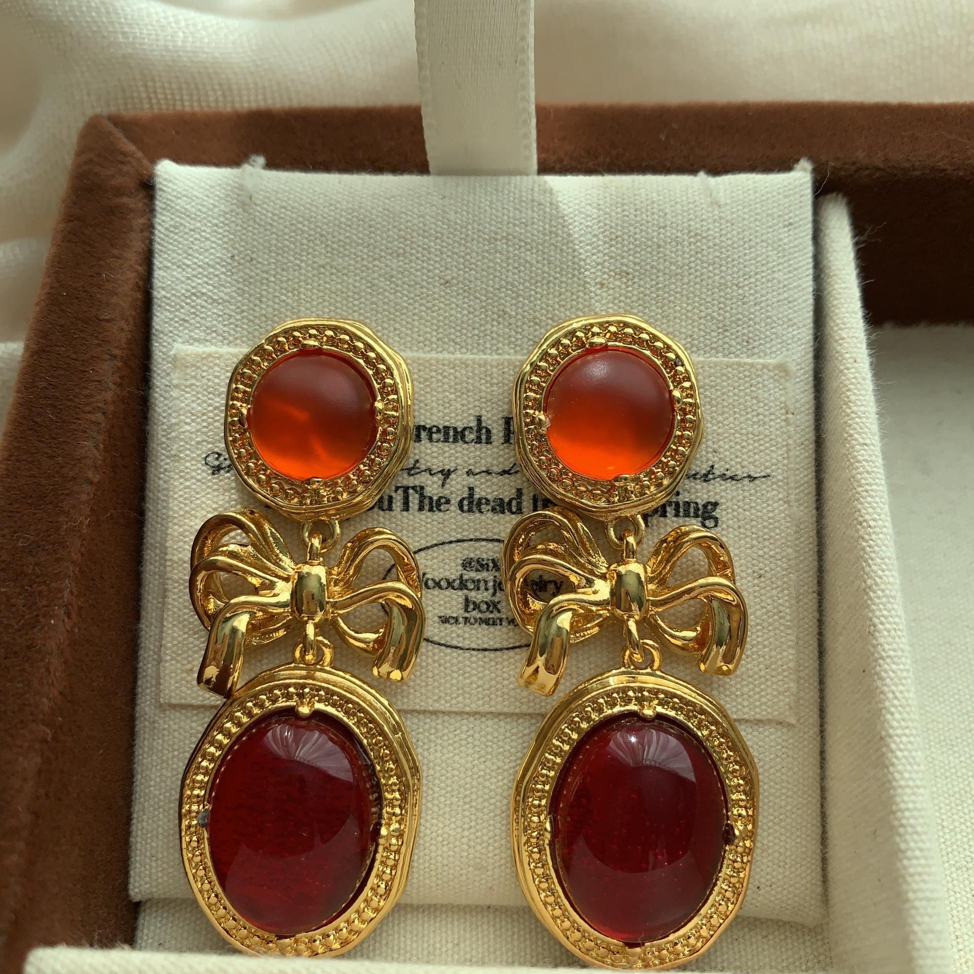 

Classic bow earrings, earrings, retro relief texture, exquisite gemstone, sweet and high-end personality, unique earrings.