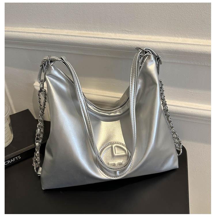 

Однотонный 2025 новый простой вместительный повседневный рюкзак-тоут на цепочке через плечо, сумка под мышкой серебряный