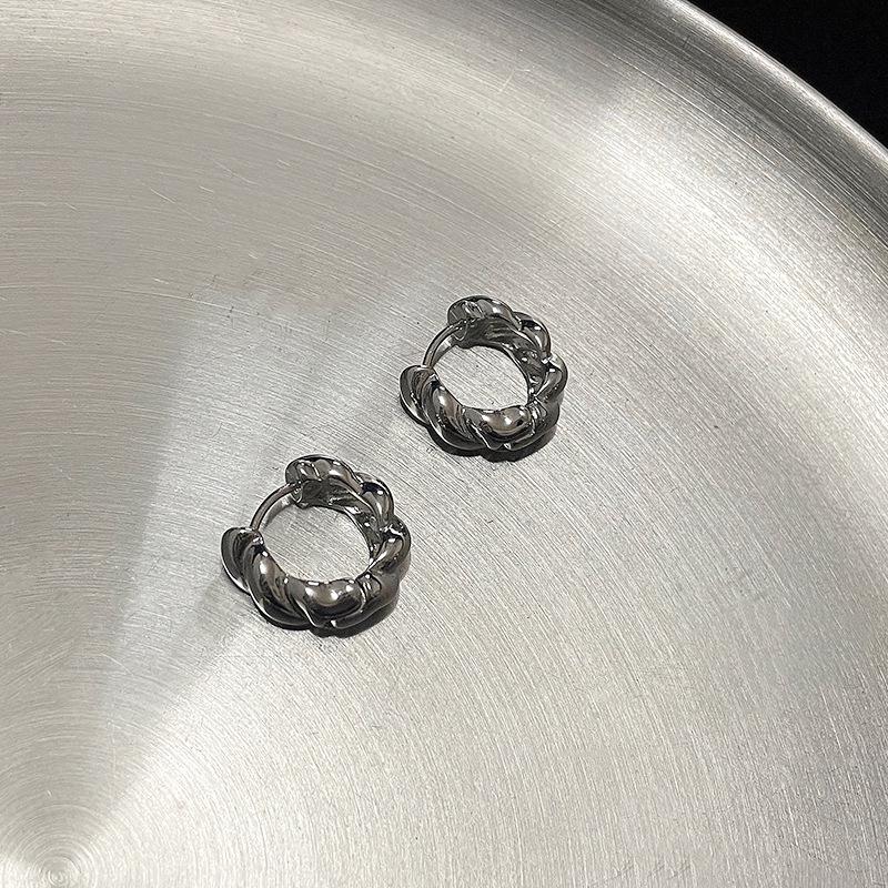 Twisted Geometric Hoop Earrings for Women – Simple, Versatile, Fashionable Needle-Back Design
