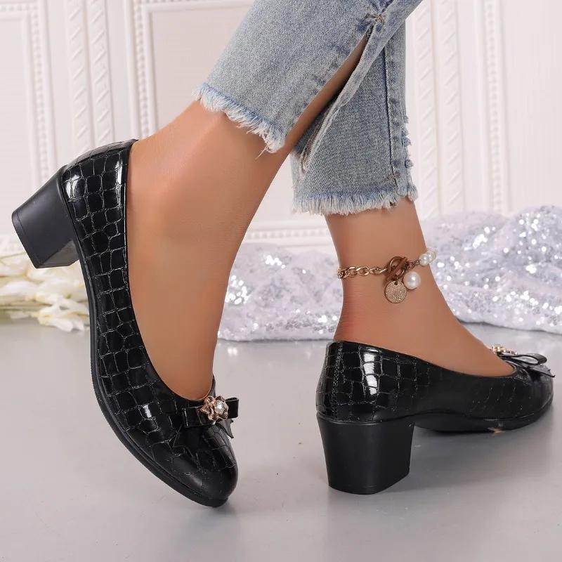 Mode 2025 Mode Slipper Damen High Heels Runde Zehenpartie Blockabsatz Pumps Schleife Metalldekoration Flach Übergröße Büro & Karriere