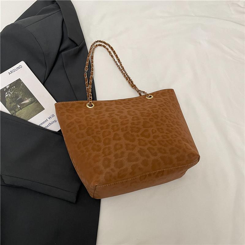 

2025 autumn and winter new Korean version large-capacity tote bag women s fashion simple leopard print commuter temperament shoulder armpit bag коричневый