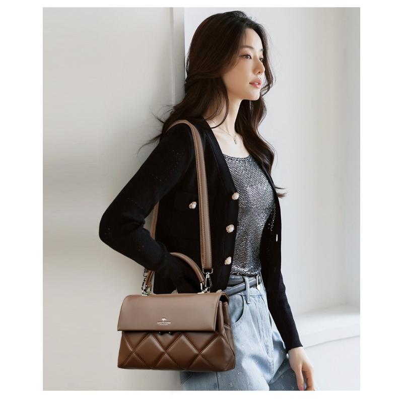 A Classic Women's Handbag—the Perfect Choice for Everyday Use