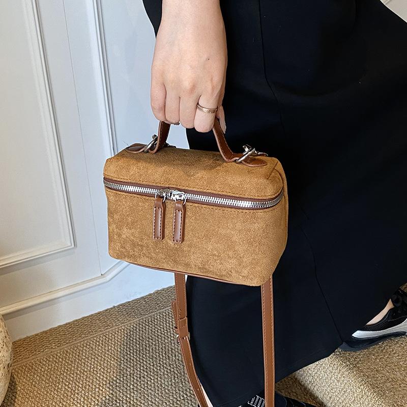 This Year's Popular Bag Women's Autumn and Winter 2025 New Matte Retro Messenger Bag Korean Version Portable Bucket Bag