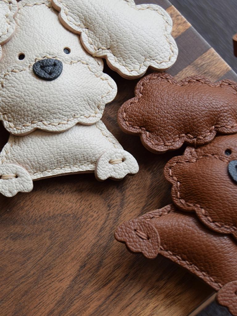 Teddy handmade leather car key bag pendant rearview mirror pendant cute simple female gift keychain