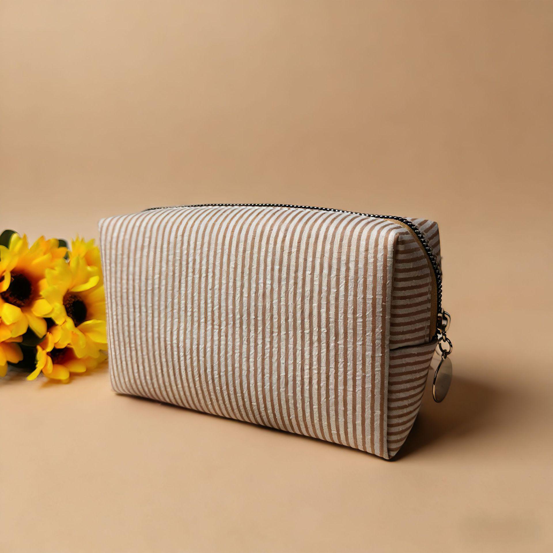 

Indian Embroidered Striped Travel Wash Bag & Makeup Brush Holder темного кольору хакі
