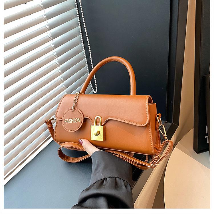 

Textured underarm bag women s new trendy French 2024 niche portable shoulder bag fashionable and simple small square bag темно-коричневого кольору