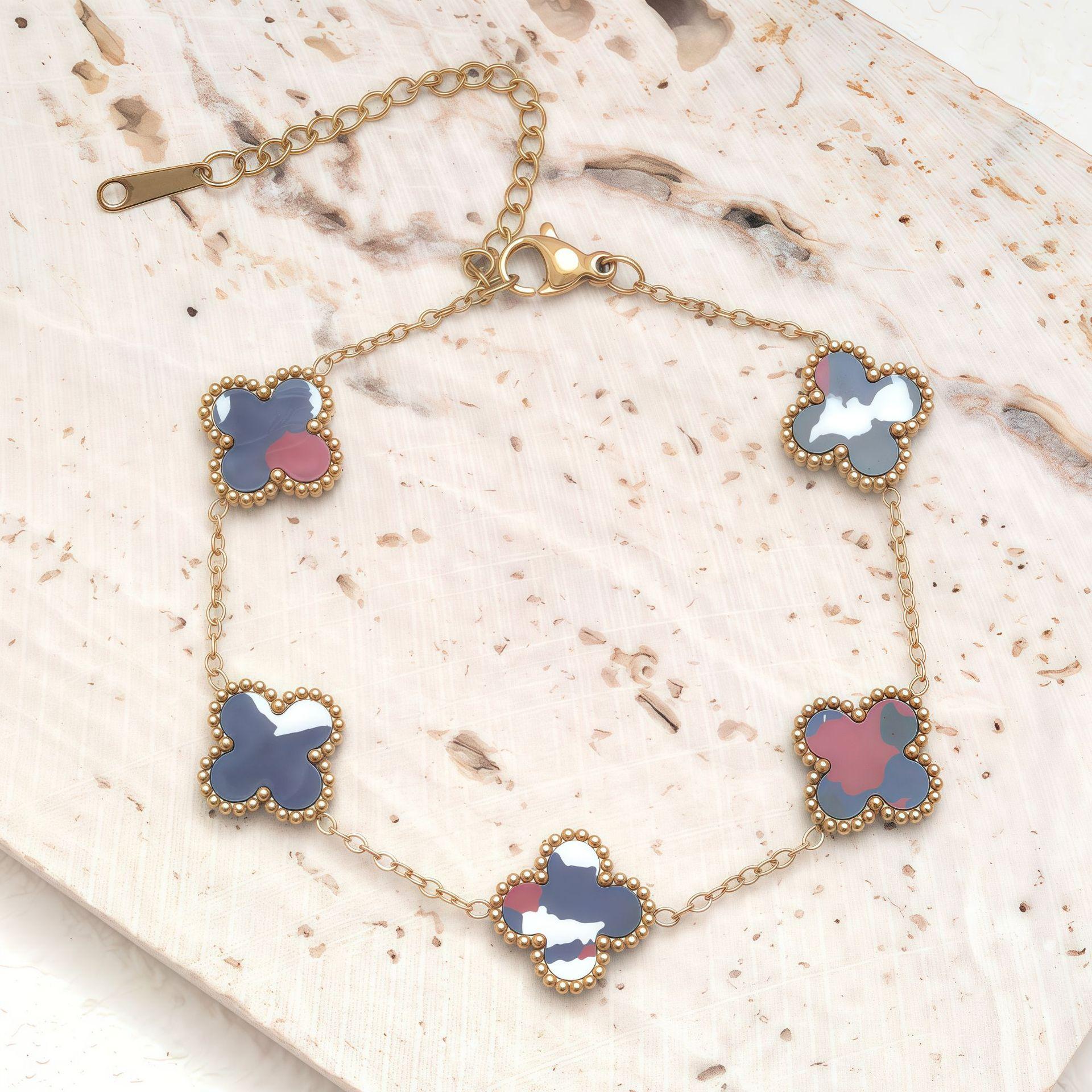 

Titanium Steel New Color Four-leaf Clover Bracelet Lucky High-end Ladies Bracelet