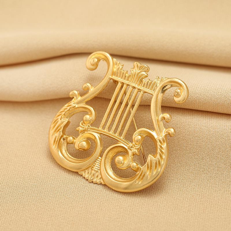

Harp Design Sense Accessory Metal Smooth Brooch for Women, High-end and Sophisticated Suit Pin, Niche Corsage