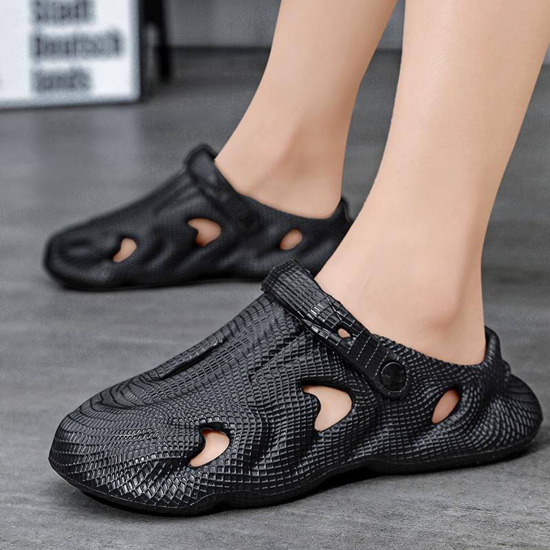 Summer Mens Clogs Sandals Lightweight Breathable Anti slip Beach Slippers Men Outdoor Slippers Clogs Anti slip Beach Slippers