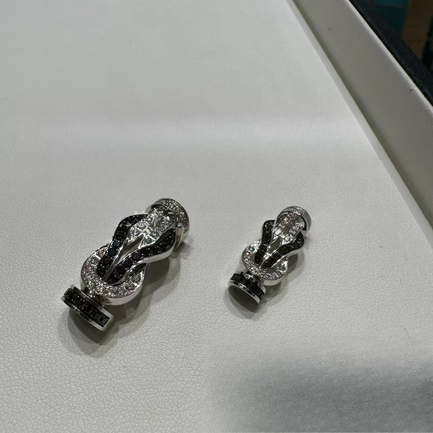 

Браслет Лошадиное Копыто Пряжка 8-символьная Пряжка Полный Бриллиант Черный Воин Мужчины и Женщины Красная Веревка